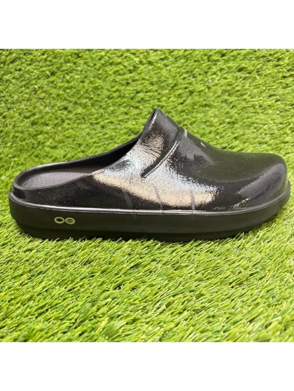 OOFOS OOcloog Luxe Mens Size 8 Black Beach Outdoor Slip On Recovery Sandals